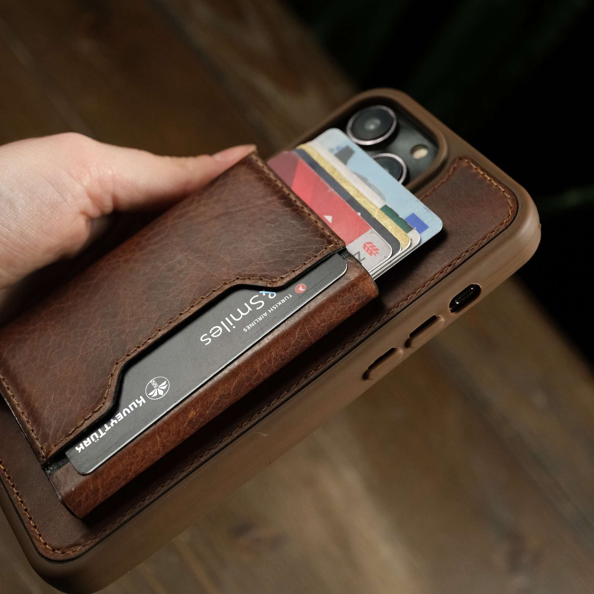 Norveç | Mekanizmalı ve Magsafe özellikli Hakiki Deri Slim Kartlık - Taba (Kahverengi)