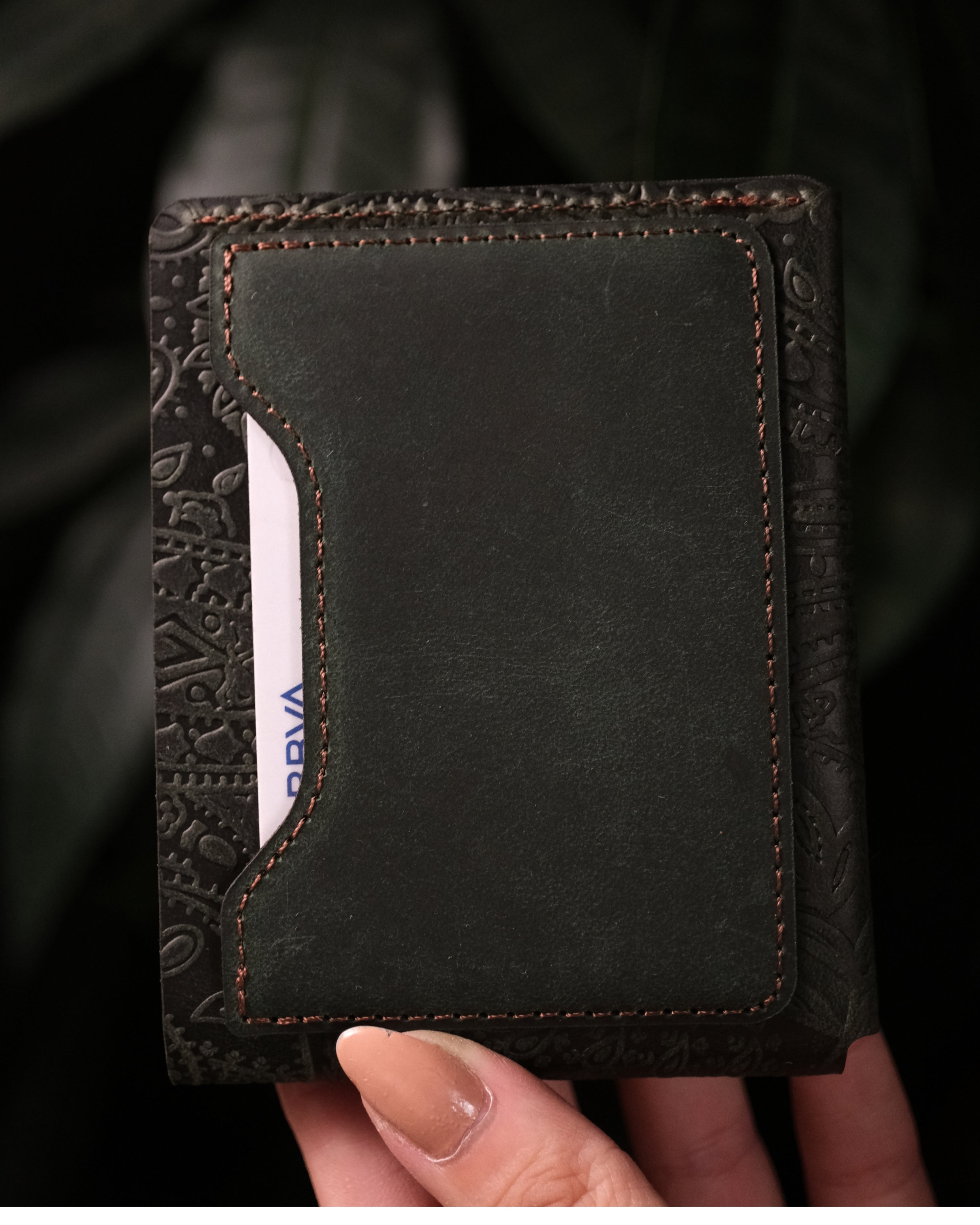 More | El Yapımı Hakiki Deri Mıknatıslı Çift Katlı Cüzdan ve Kartlık - Desenli Koyu Kahve