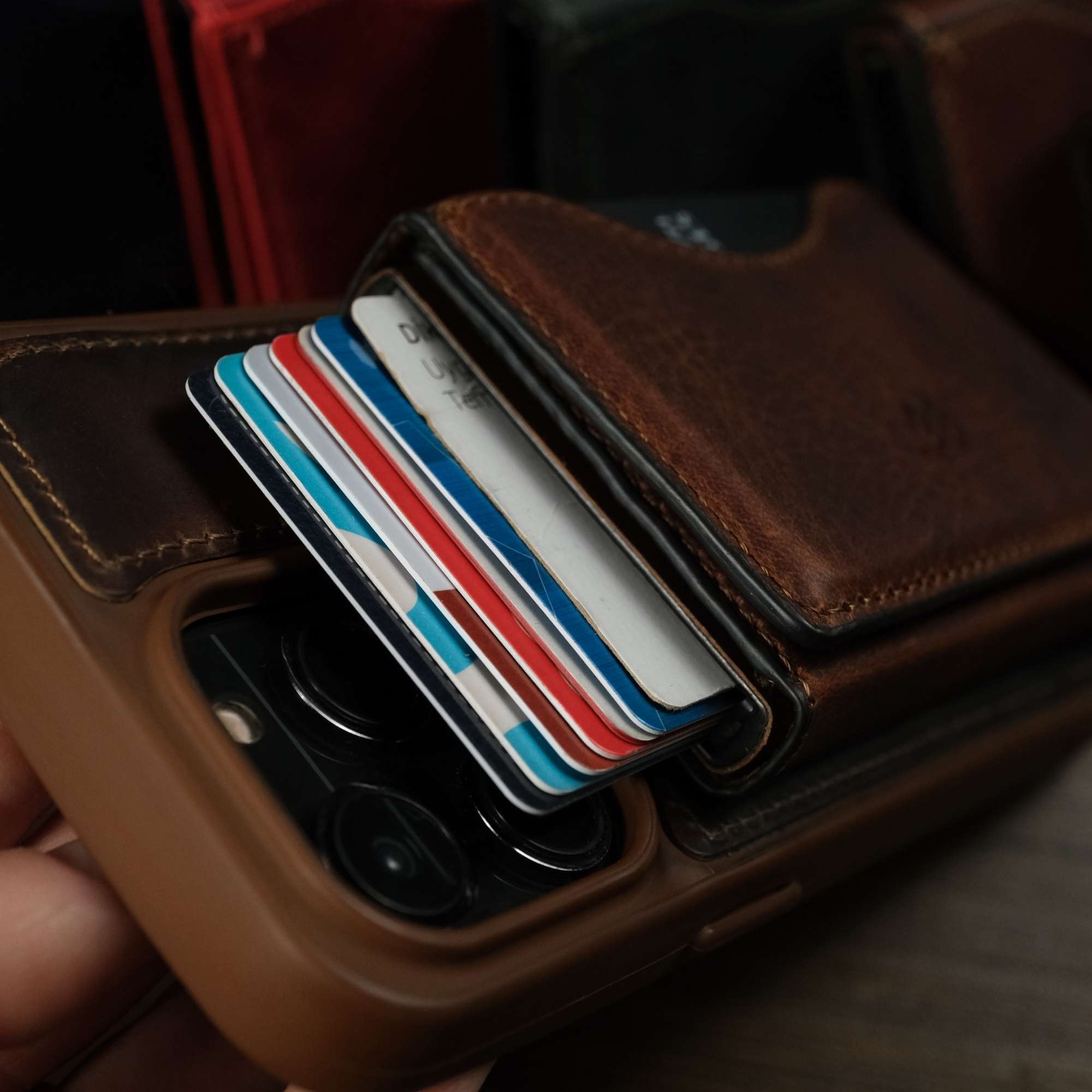 Peru | Magsafe Özellikli, Standlı, Mekanizmalı Premium Hakiki Deri Kartlık - Kum