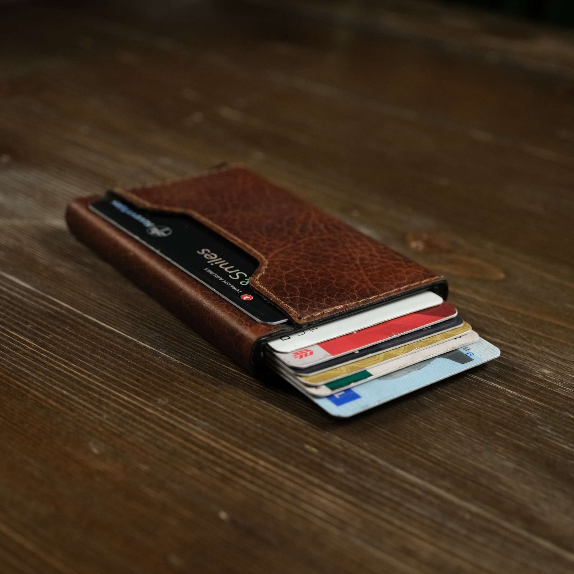 Norveç | Mekanizmalı ve Magsafe özellikli Hakiki Deri Slim Kartlık - Taba (Kahverengi)