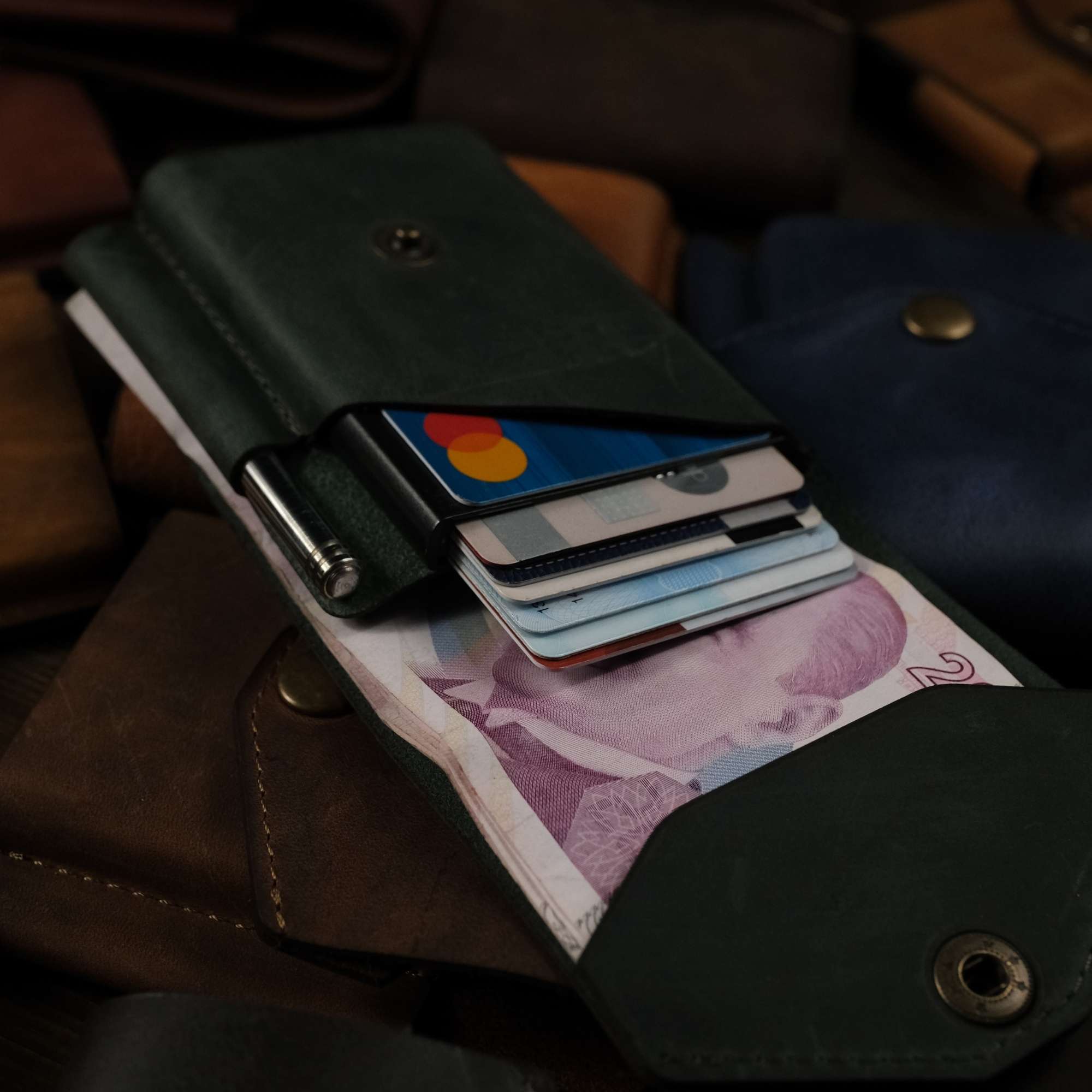 Dublin | Dikey Mekanizmalı Kalem Kart ve Para Koyma Bölmeli Hakiki Deri Cüzdan ve Kartlık - Çikolata Kahve