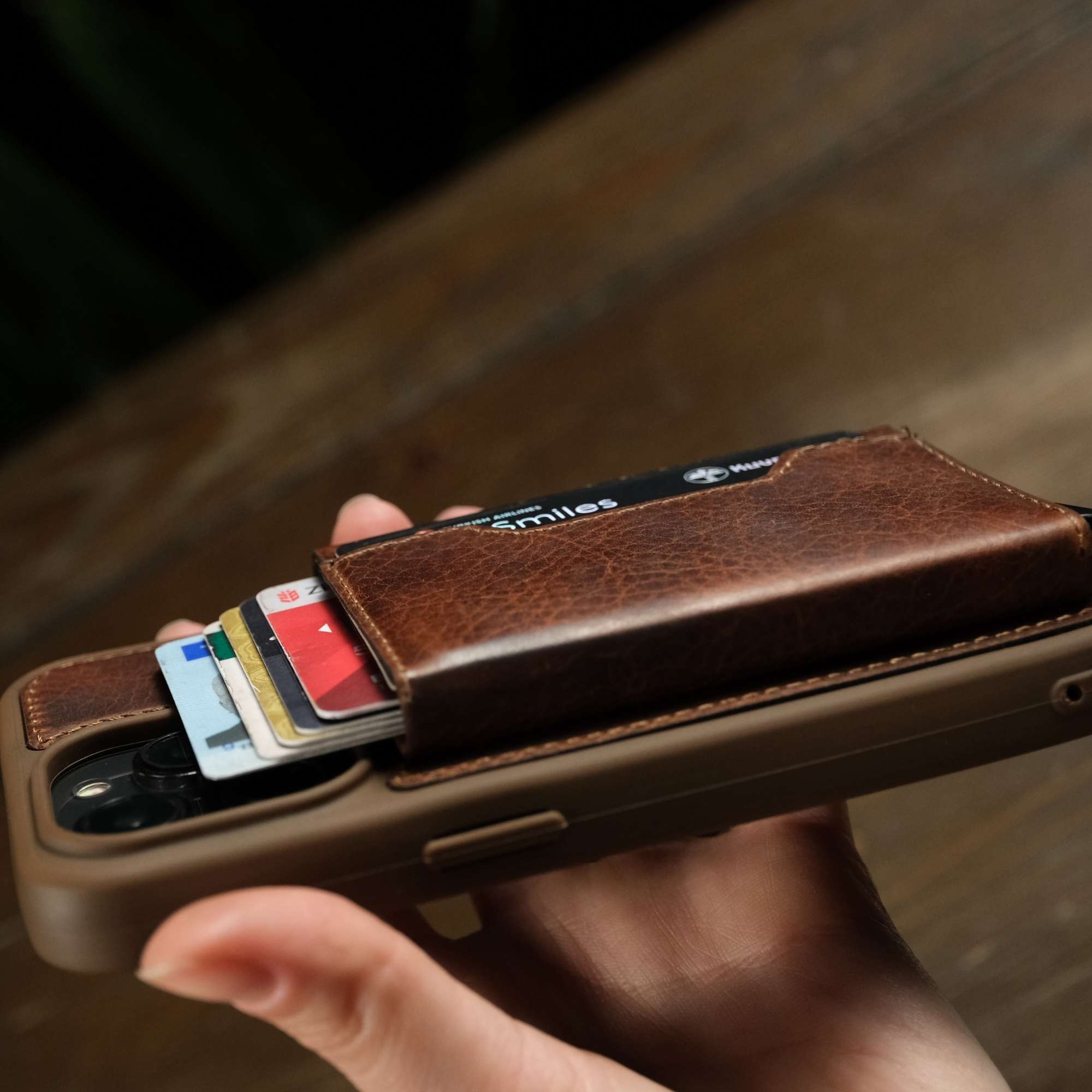 Norveç | Mekanizmalı ve Magsafe özellikli Hakiki Deri Slim Kartlık - Taba (Kahverengi)